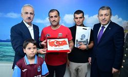 Bakan Uraloğlu Trabzon’da Gazi Sedat Bayrak’ı Evinde Ziyaret Etti