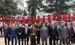 ARAKLI BELEDİYE BAŞKANI DR. HÜSEYİN AVNİ COŞKUN ÇEBİ, ÇELENK SUNMA TÖRENİNE KATILDI