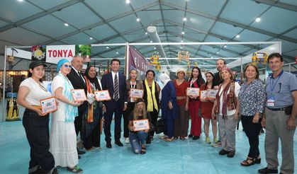 Başkana Kaya, Uluslararası Kadın SanatçılarResim Sergisini Gezdi