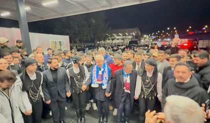 Yüzlerce partili Bakan Uraloğlu’nu havalimanında böyle karşıladı!