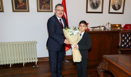 BAŞKAN GENÇ, KOLTUĞUNU MİNİK HAMZA’YA DEVRETTİ