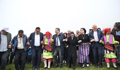 Trabzon ve Gümüşhane şenlikte buluştu  BAŞKAN GENÇ: “TRABZON VE GÜMÜŞHANE BİRLİĞİNİ HER YIL TAŞKÖPRÜ’DE TÜM DÜNYAYA GÖST