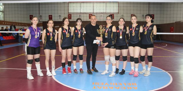 Akçaabat’ta Liseler Arası Kadın Voleybol Turnuvası Sona Erdi