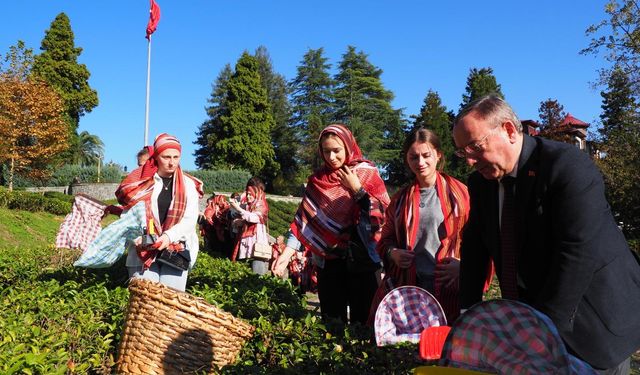 Türkiye’ye Gelen Makedon Gençler Çay Bahçesine Girdi