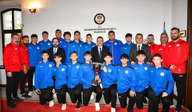 Trabzon’un Gururu Şampiyon Gençler Başkan Genç’i Ziyaret Etti