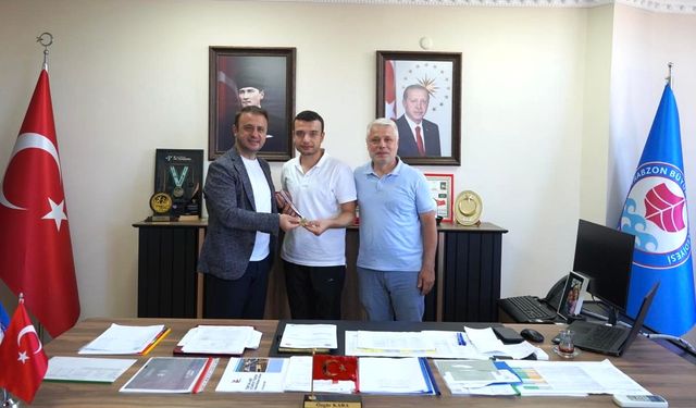 Özel Sporcu Batuhan Yakup Çakır Şampiyonluk Madalyasını Spor Daire Başkanı Özgür Kara’ya Taktim Etti