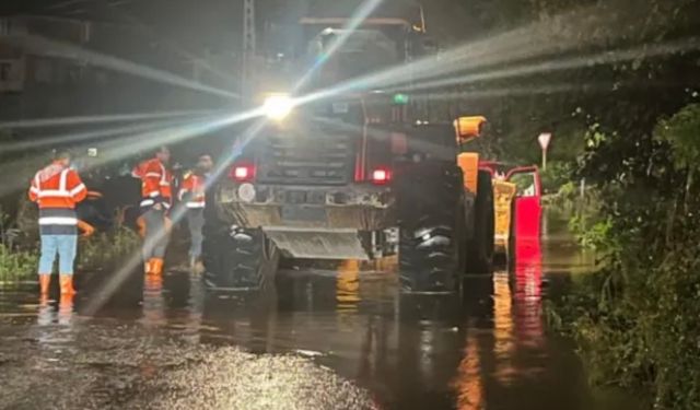 Trabzon'un Arsin ilçesinde sağanak yağış, heyelana neden oldu.