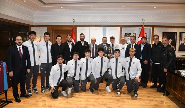 BAŞKAN GENÇ’TEN ŞAMPİYONLARA TEBRİK