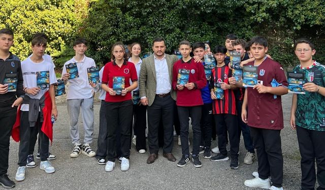 Trabzon Ülkü Ocakları Ücretsiz ÜOUZEM Desteğini Okullara Ulaştırıyor