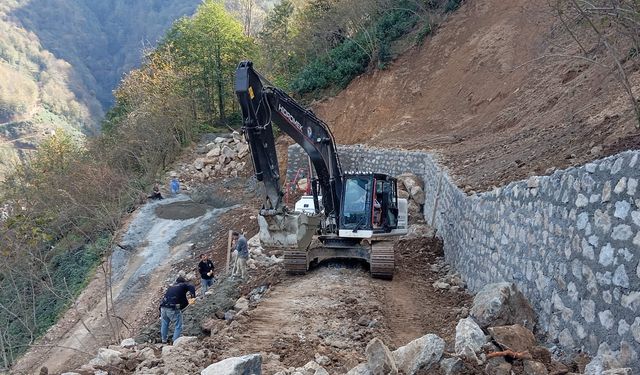BÜYÜKŞEHİR TAŞ DUVARLARLA GÜVENLİ YOLLAR OLUŞTURUYOR