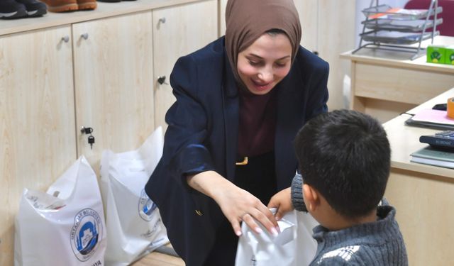 ORTAHİSAR BELEDİYESİ'NDEN ÇOCUKLARA KIŞLIK MONT VE BOT DESTEĞİ