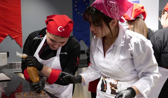 Genç kızlara çikolata yapımı öğretildi, girişimciliğin önemi anlatıldı