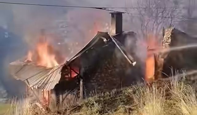 Trabzon Çaykara’da tarihi ev yandı kül oldu
