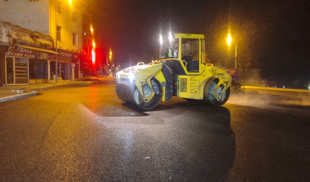 BÜYÜKŞEHİR'İN YOL ÇALIŞMALARI GECE GÜNDÜZ SÜRÜYOR