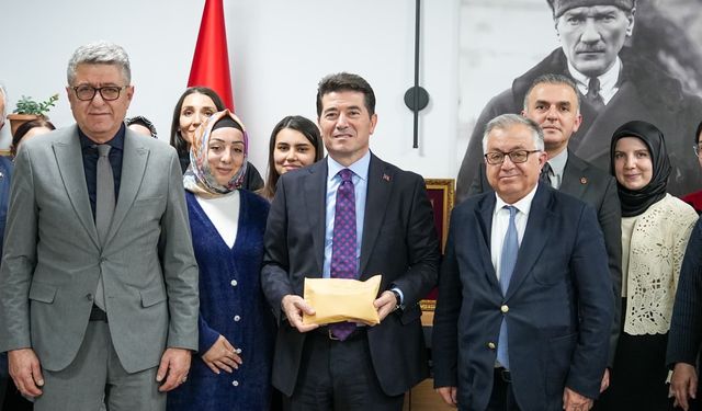 BELEDİYE ÇALIŞANLARINDAN BURS KAMPANYASINA 61 BİN LİRA DESTEK