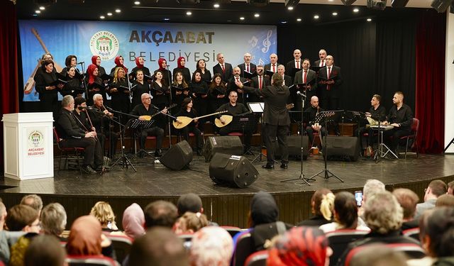 AKÇAABAT’TA TÜRKÜLER YÜKSELDİ, KÜLTÜR VE SANAT BİR KEZ DAHA SAHNE ALDI