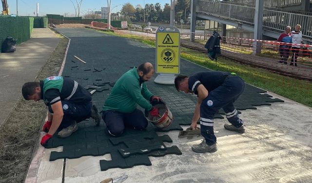 BÜYÜKŞEHİR SAHİLDEKİ YÜRÜYÜŞ YOLUNU YENİLİYOR