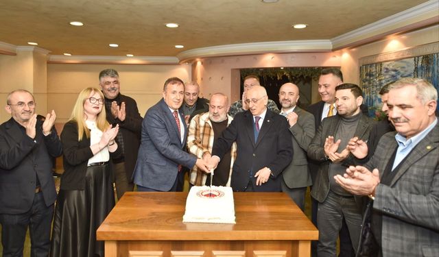 TTSO’DA YENİ YIL PASTASI KESİLDİ