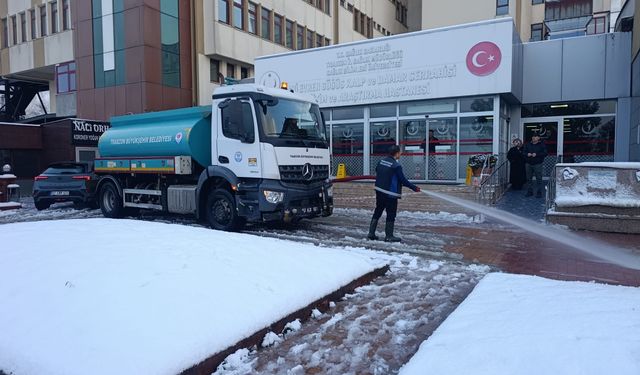 BÜYÜKŞEHİR’DEN KRİTİK NOKTALARDA KAR TEMİZLİĞİ