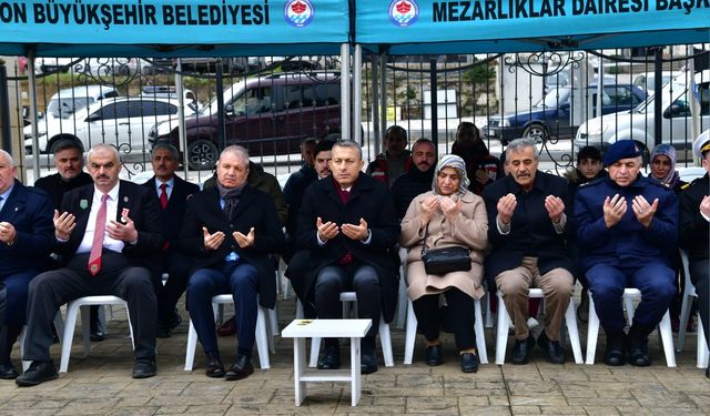 Vali Tahir Şahin Şehitliği Ziyaret Etti