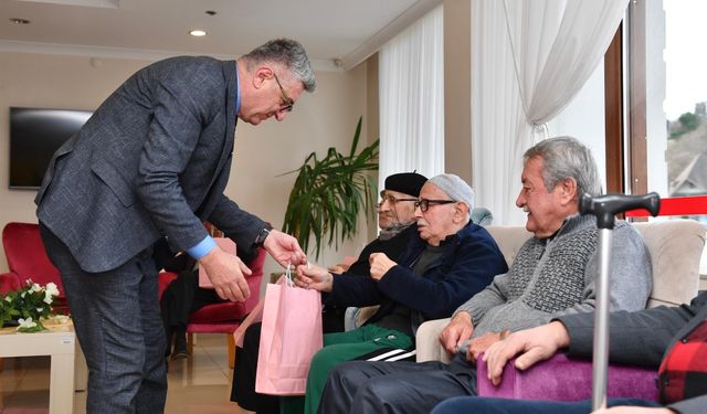 ORTAHİSAR BELEDİYESİ, HUZUREVİ SAKİNLERİNİN YENİ YILINI KUTLADI