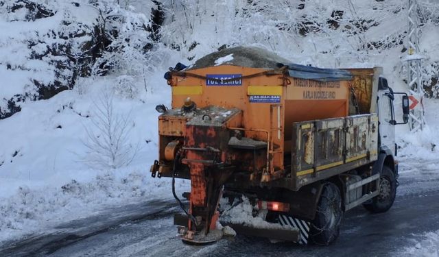 BÜYÜKŞEHİR EKİPLERİ, KAPALI MAHALLE YOLLARINI AÇIYOR