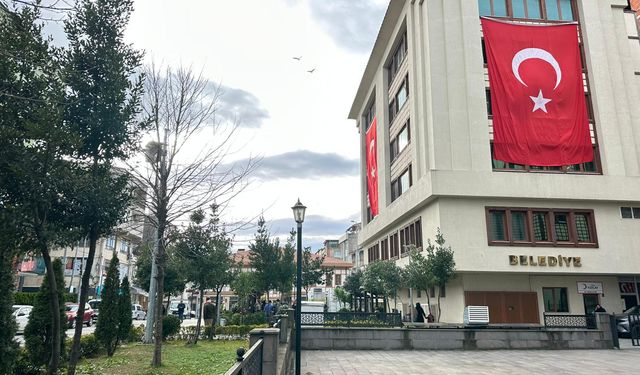 Başkan Sarıalioğlu'ndan Oflulara Bayrak Çağrısı Of'ta Evler, İş Yerleri Ay Yıldızla Donanıyor