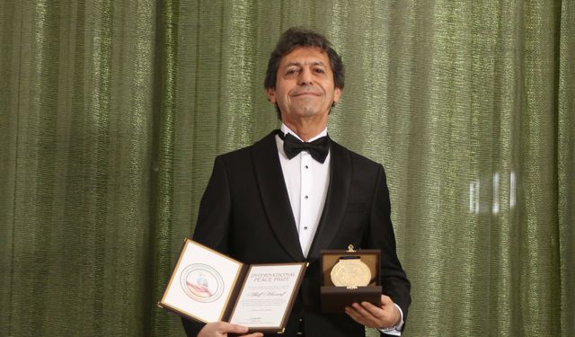 Dünyaca Ünlü Yazar Akif Manaf 2025 YılıInternational Peace Prize Ödülü’nü Aldı