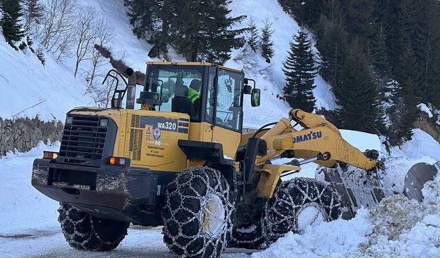 BÜYÜKŞEHİR EKİPLERİ KARLA MÜCADELEYİ SÜRDÜRÜYOR