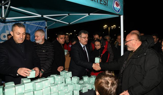 BAŞKAN GENÇ’TEN KADİR GECESİ’NDE KANDİL SİMİDİ İKRAMI