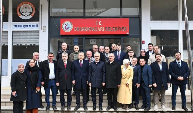 Bakan Uraloğlu'na Dernekpazarı’nda Geleneksel Sanat Eseri hediye edildi...