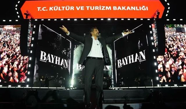 BAYHAN, A MİLLİ FUTBOL TAKIMI İÇİN HAZIRLADIĞI ŞARKIYI İLK KEZ TRABZON’DA SESLENDİRDİ