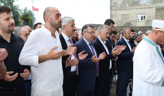 ARAKLI’NIN SEVİLEN İSMİ EKREM REİS’İ SEVENLERİ DUALARLA YOLCU ETTİ