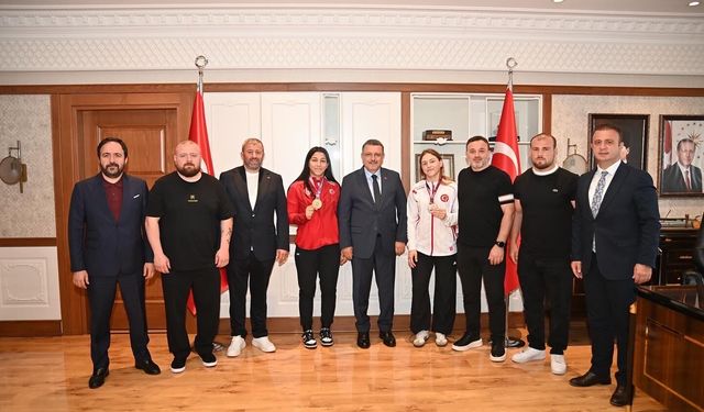 Şampiyon sporculara Başkan Genç'ten övgü:  “BAYRAĞIMIZI GURURLA DALGALANDIRDINIZ”