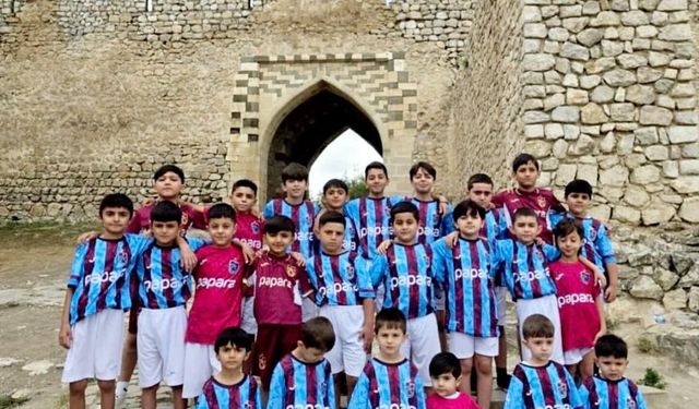 Şüşa’da Çocuklara Trabzonspor forması hediye etti
