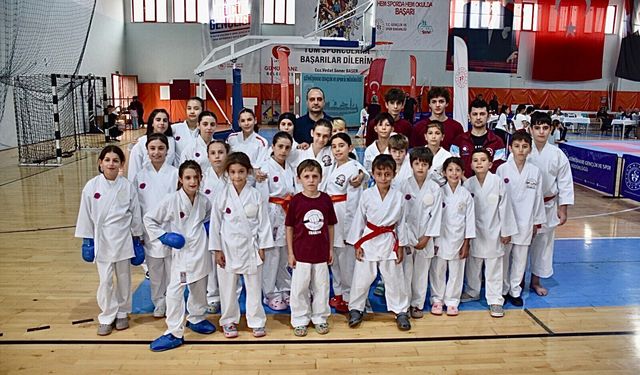 Tatamiye Çıkan 1461 Fight Club Karatecilerinden Gümüşhane’de Madalya Yağmuru