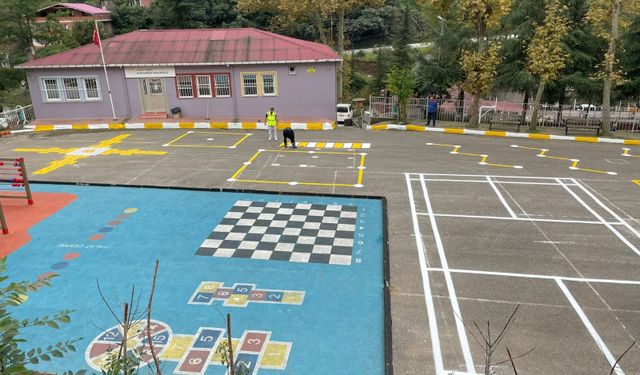 BÜYÜKŞEHİR’DEN OKUL BAHÇELERİNE RENKLİ DOKUNUŞ