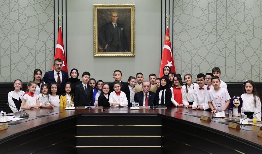 Cumhurbaşkanı Erdoğan Koltuğunu Çocuklara Devretti