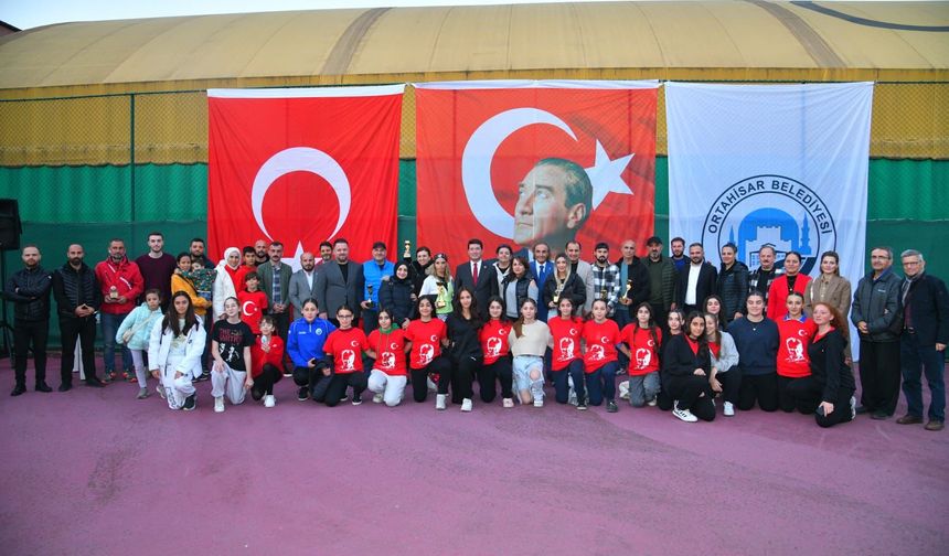 Ortahisar Belediyesi Cumhuriyet Bayramı’na özel tenis turnuvası düzenledi