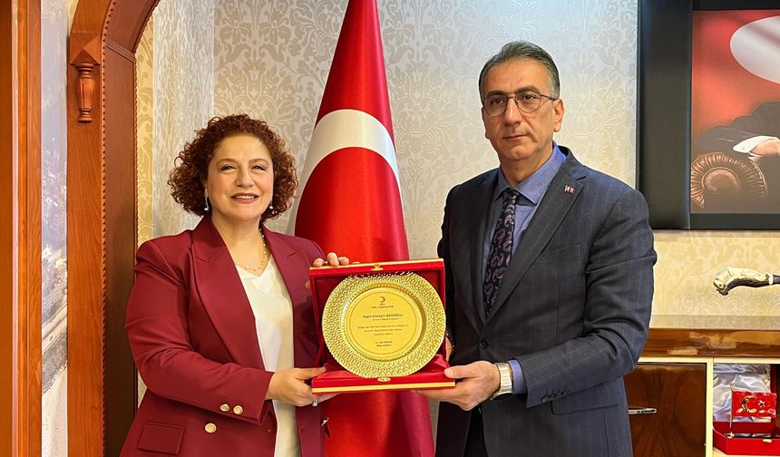 Türk Kızılay Doğu Karadeniz Bölge Kan Merkezi’nden Başkan Azizoğlu’na Plaket