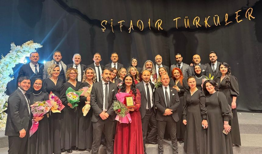AK Parti Ortahisar İlçe Başkanı Hisoğlu, sağlık çalışanları konserinde izleyenlerden tam not aldı.