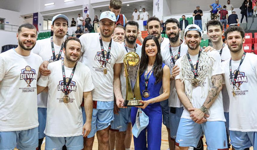 Şampiyon Trabzonspor Basketbol Takımı kupasını aldı