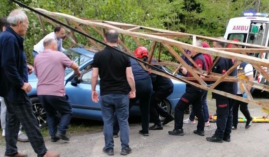 Şalpazarı'nda trafik kazası: Kontrolden çıkan araç elektrik direğine çarptı, 1 yaralı