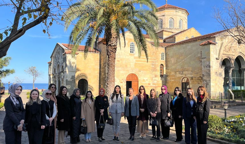 Trabzon Valisi Aziz Yıldırım’ın eşi Güllühan Yıldırım hanımefendi 2 Kaymakam ve Eşleri İle Ayasofya’yı Ziyaret Etti