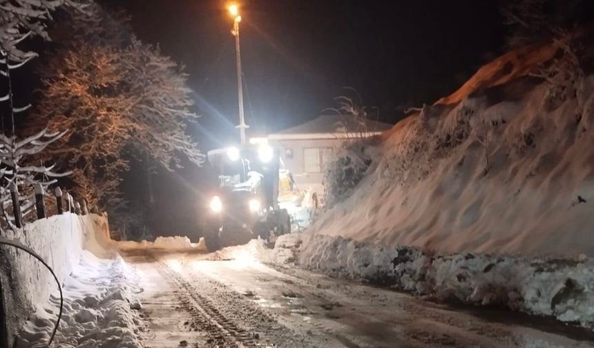 Akçaabat Belediyesi sahada! Kar temizleme ve yol açma çalışmaları sürüyor