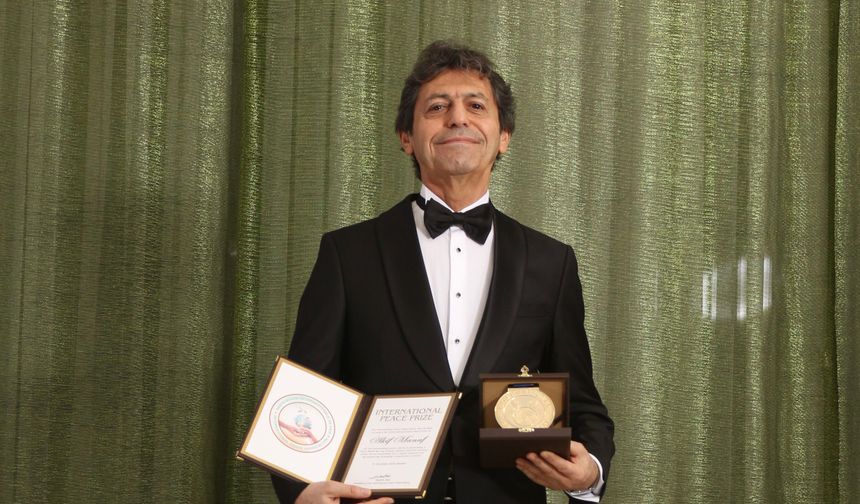 Dünyaca Ünlü Yazar Akif Manaf 2025 YılıInternational Peace Prize Ödülü’nü Aldı