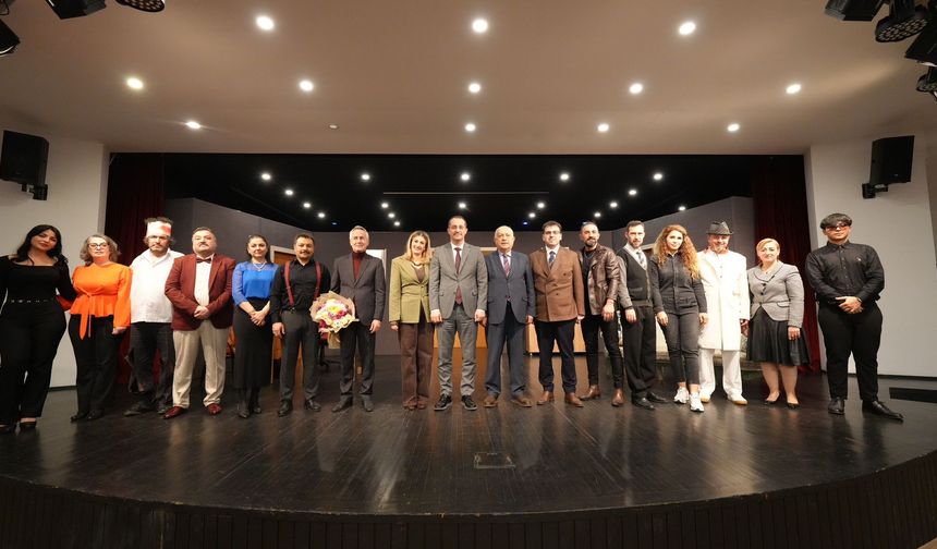 AKÇAABAT BELEDİYESİ TİYATROSU’NUN YENİ OYUNU “VARİLDEKİ ADAM” İZLEYİCİLERDEN TAM NOT ALDI