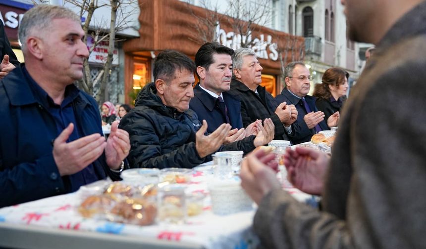 BAŞKAN KAYA, İFTARINI MUSTAFA BALBAY İLE BİRLİKTE KENT LOKANTASINDA YAPTI