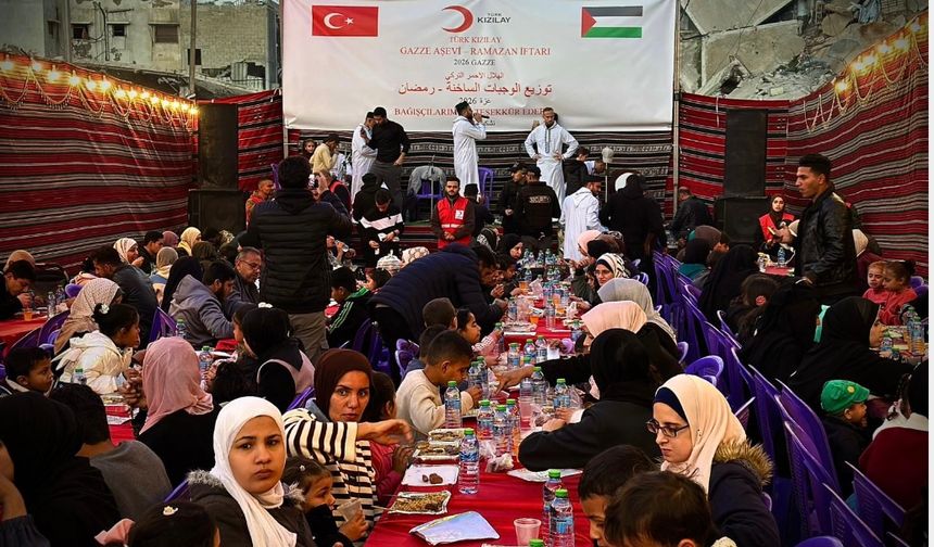 Türk Kızılay Gazze’de Ramazan’ın İlk İftar Sofrasını Kurdu