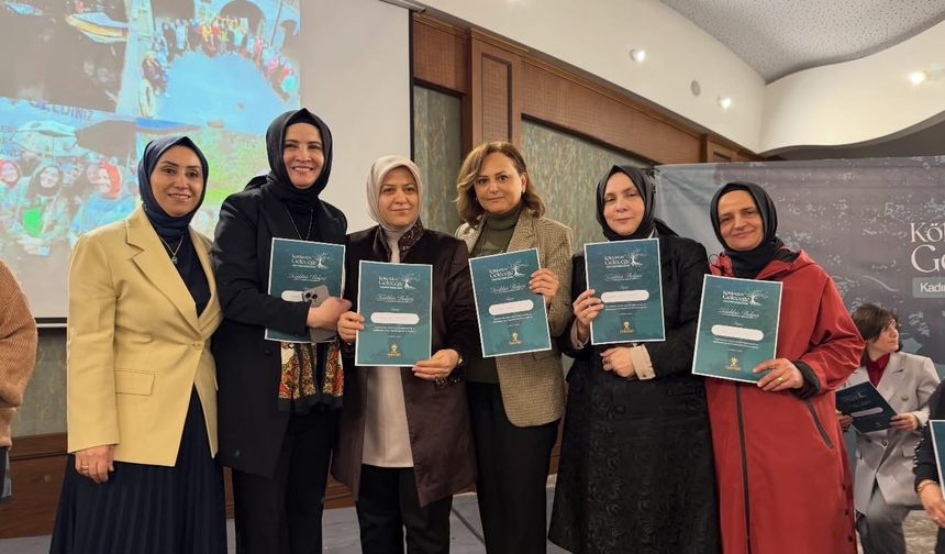 Ak Parti Trabzon’da“Köklerden Geleceğe” Kadın Kolları Teşkilat Çalıştayı düzenledi.